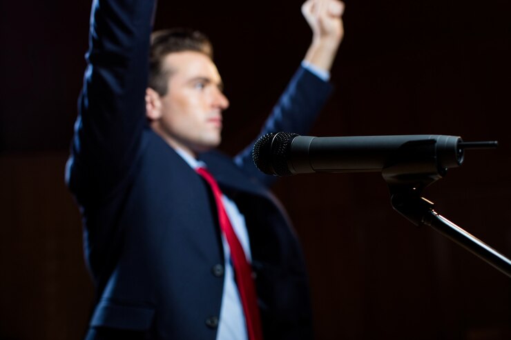 Foto grátis executivo de negócios masculino dando um discurso