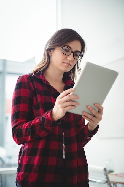 Executivo de negócios usando tablet digital