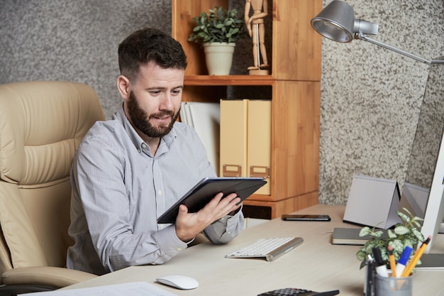 Executivo empresarial com tablet