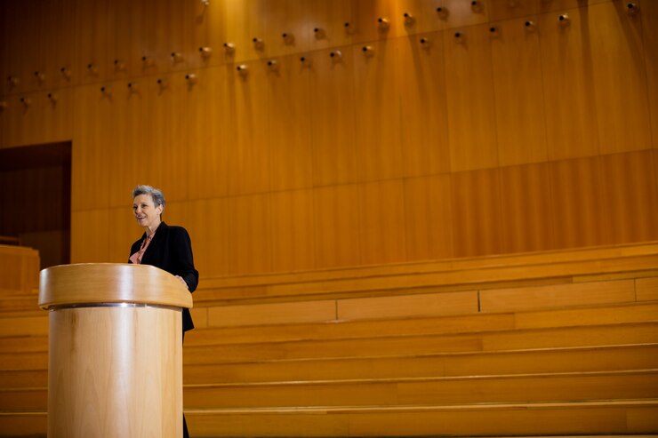Foto grátis executivo empresarial feminino, dando um discurso