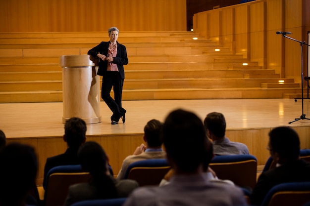 Foto grátis executivo empresarial feminino, dando um discurso