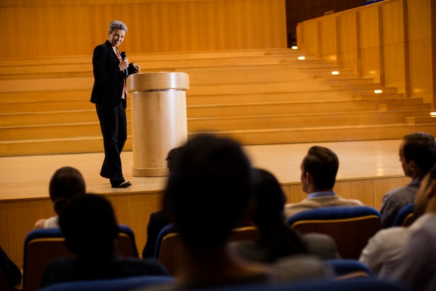 Executivo empresarial feminino, dando um discurso