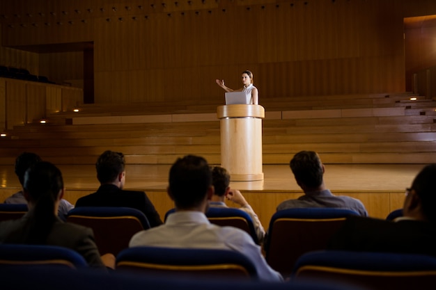 Executivo empresarial feminino, dando um discurso