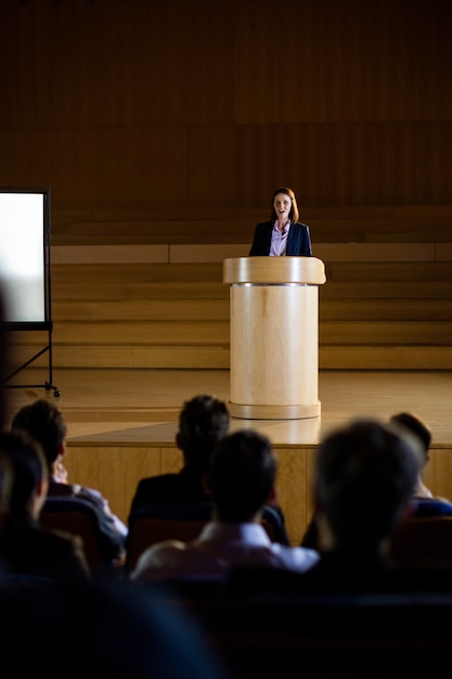 Foto grátis executivo empresarial feminino, dando um discurso