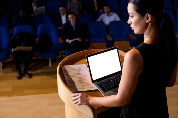 Executivo empresarial feminino, dando um discurso