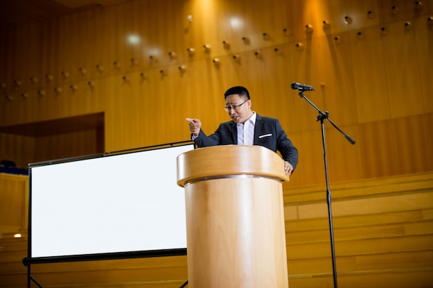 Executivo empresarial masculino, dando um discurso