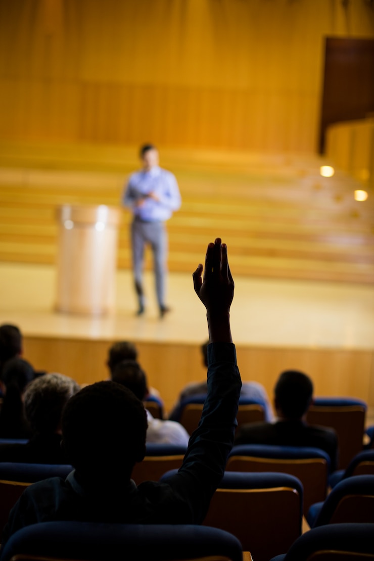 Foto grátis executivo empresarial masculino, dando um discurso