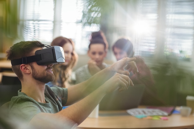 Foto grátis executivo empresarial masculino usando fone de ouvido da realidade virtual