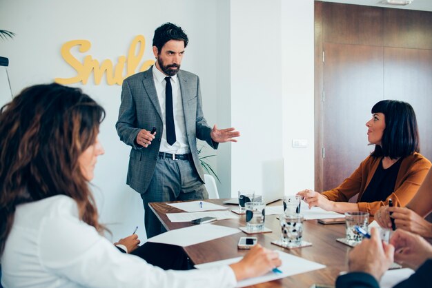 Executivo explicando sua ideia de negócio