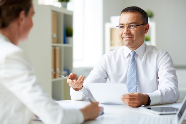 Executivo masculino fazendo uma entrevista