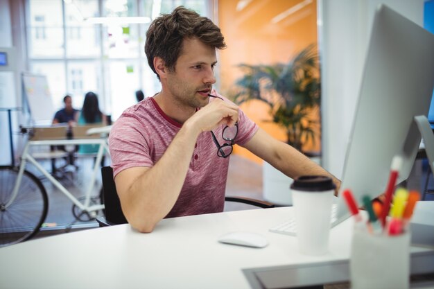 Executivo masculino que trabalha em sua mesa