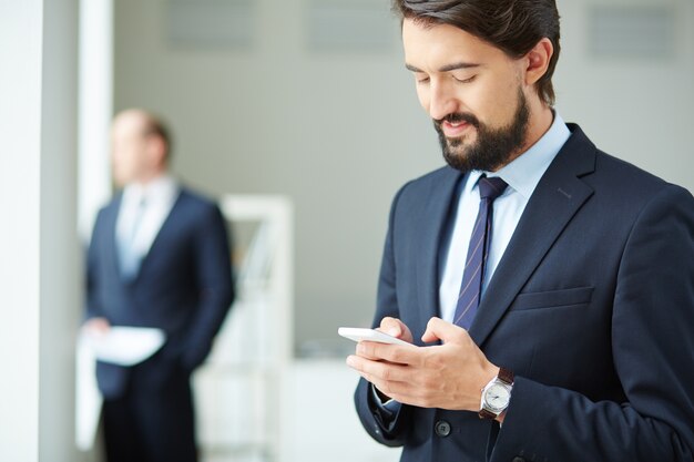 Executivo masculino usando seu telefone celular