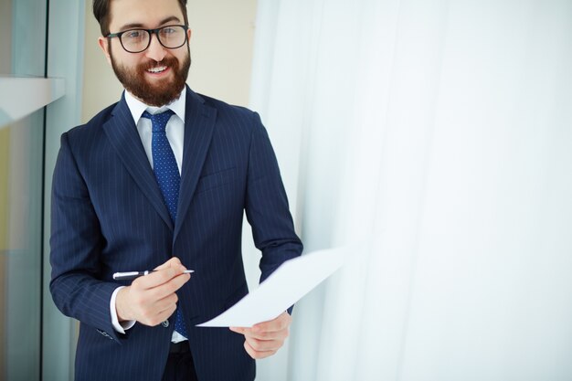 Executivo que prende um contrato perto da janela