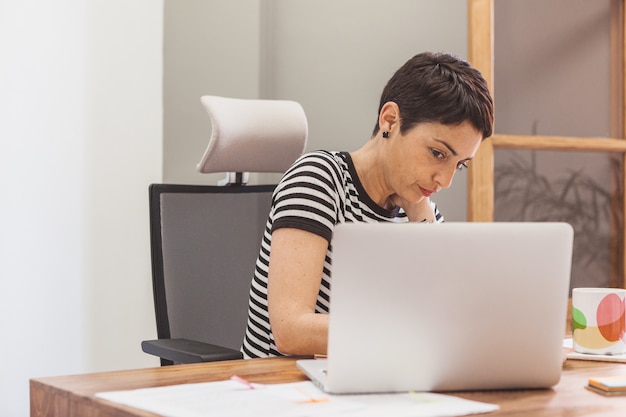 executivo Tired que trabalha no escritório