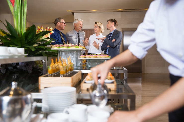 Foto grátis executivos alegres que falam em buffet