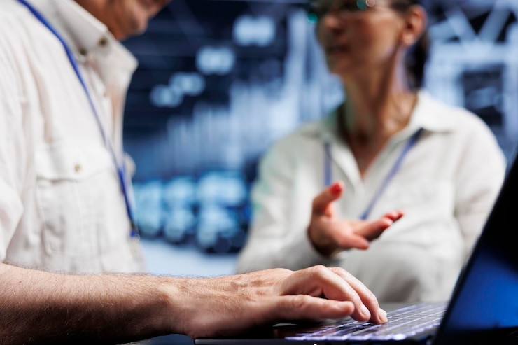 Foto grátis executivos de negócios de computação em nuvem discutindo como evitar tensões de servidores blade causadas por aplicativos de ia aumentando o uso de energia operadores trabalhadores mantendo mainframes de perto