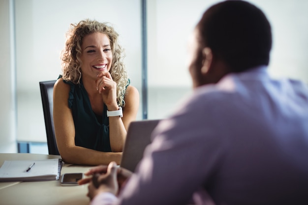 Executivos de negócios interagindo uns com os outros