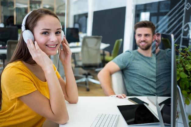 Executivos do sexo feminino usando fones de ouvido