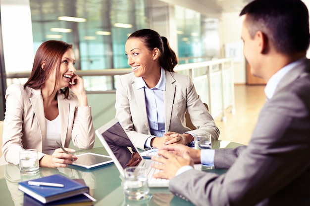 Executivos felizes em uma entrevista