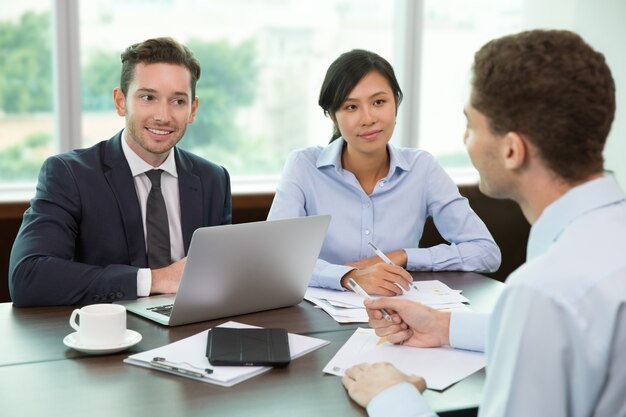 Executivos na reunião no Office