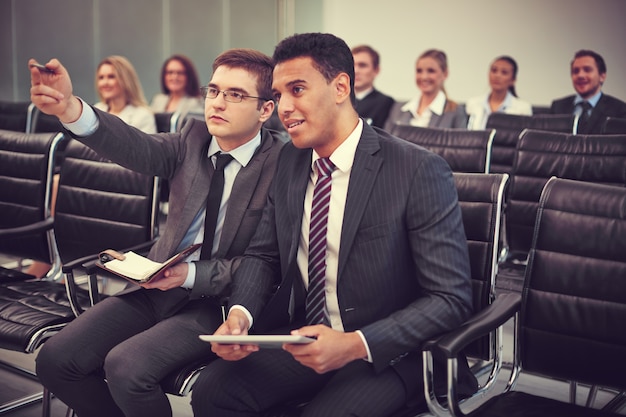 Executivos prestando atenção na conferência