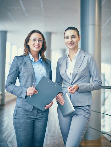 Executivos, sorrindo antes da reunião