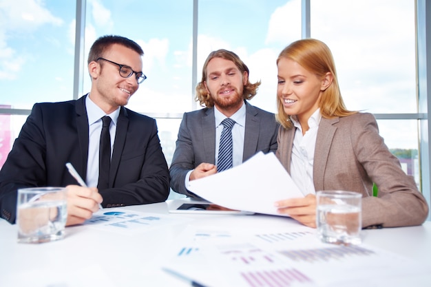 Executivos terminando uma reunião