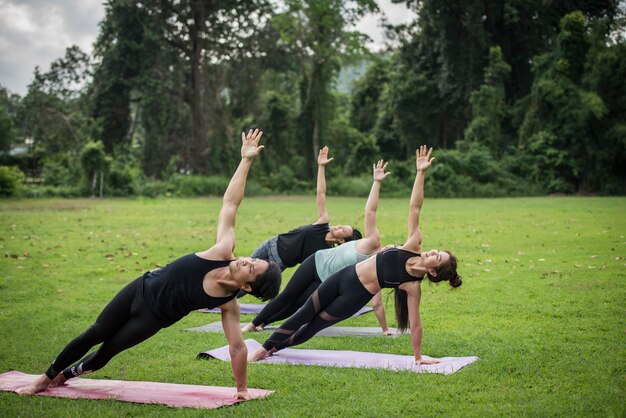 Exercício de ação de ioga saudável no parque