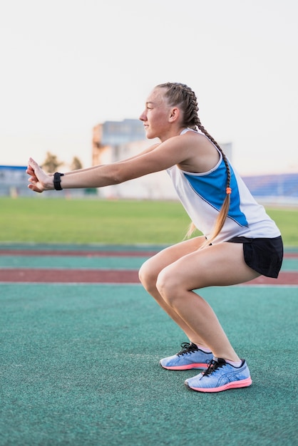 Exercício de aquecimento esportivo jovem