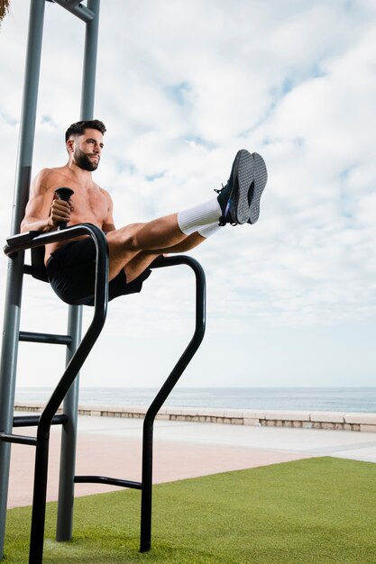 Exercício de treinamento de manhã à beira-mar