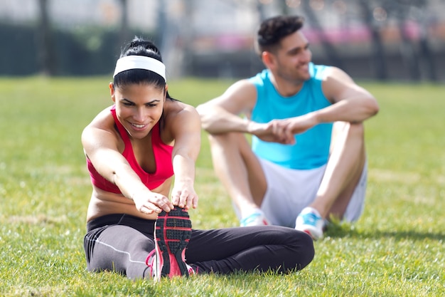 Exercício do homem casal menino de fitness