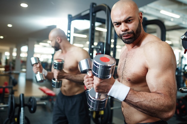 Foto grátis exercício pelo espelho