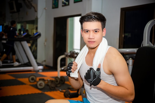 Foto grátis exercícios de jovem no ginásio de fitness