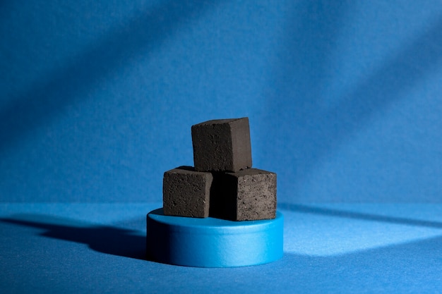 Foto grátis exibição de carvão escuro em diferentes formas e formas