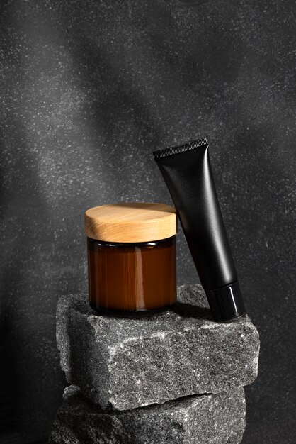 Exibição de produtos de beleza masculinos com exibição de rocha ou pedra