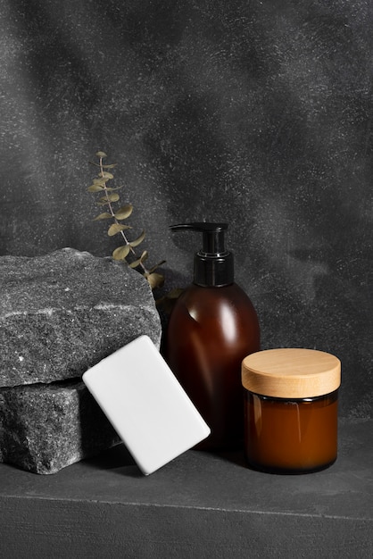 Exibição de produtos de beleza masculinos com exibição de rocha ou pedra