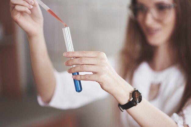 Experimentos em laboratório químico. Um experimento foi realizado em laboratório em frascos transparentes.