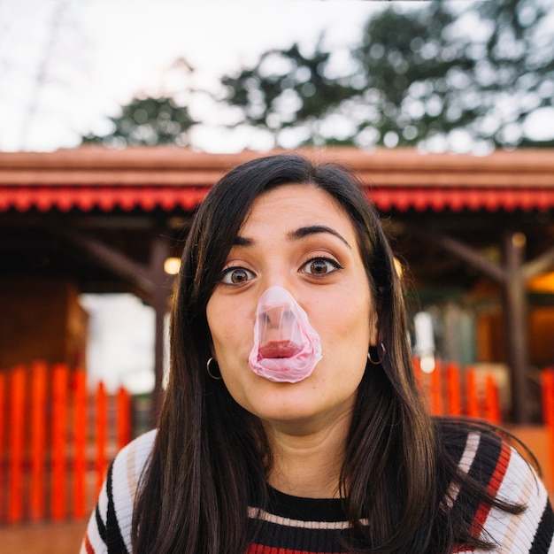 Foto grátis explodiu chiclete no rosto da menina