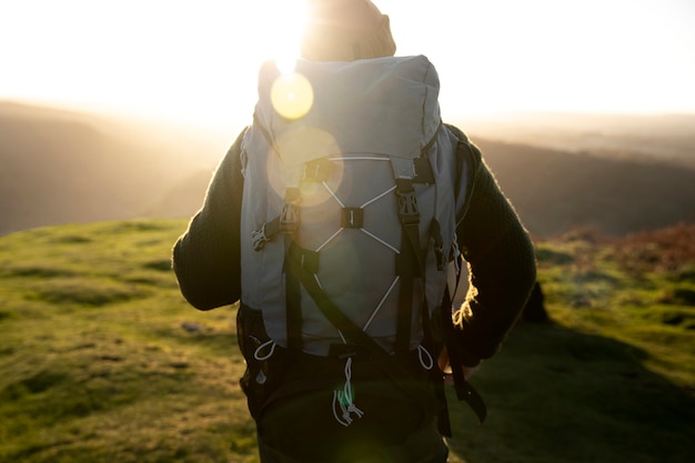 Explorador de tiro médio carregando mochila