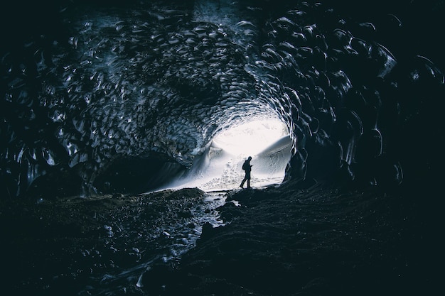 Foto grátis explorar uma saída de geleira em uma área remota e de difícil acesso no inverno.