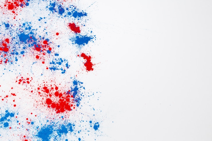 Foto grátis explosão abstrata de pó de cor vermelha e azul holi com copyspace à direita