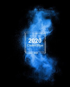 Explosão de pó azul isolada em um fundo preto, copie o espaço. cor da tendência do ano 2020.