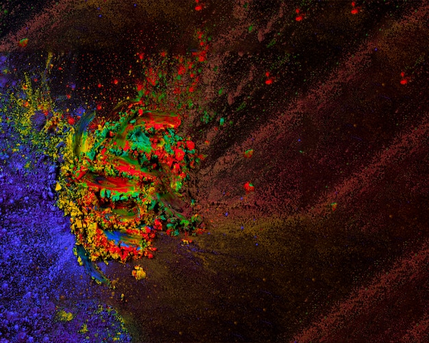 Foto grátis explosão de poeira colorida abstrata em fundo preto