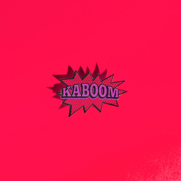 Expressão de desenho animado de som efeito cômico com texto kaboom no pano de fundo vermelho