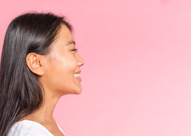 Expressão de rosto feminino mostrando felicidade lateralmente