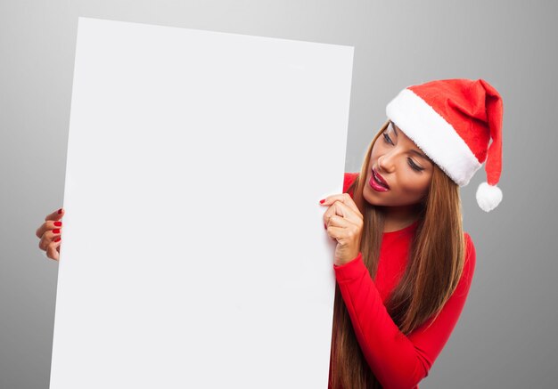 Expressiva jovem mulher segurando um cartaz em branco