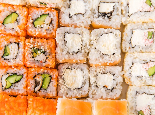 Extremo close-up tiro de rolos de sushi
