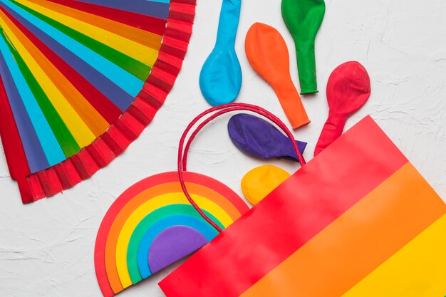 Fã de LGBT de arco-íris e elementos decorativos coloridos