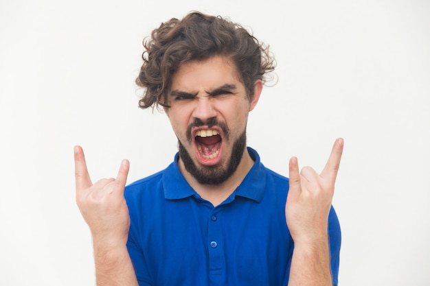 Foto grátis fã de rock e metal louco fazendo chifres de diabo