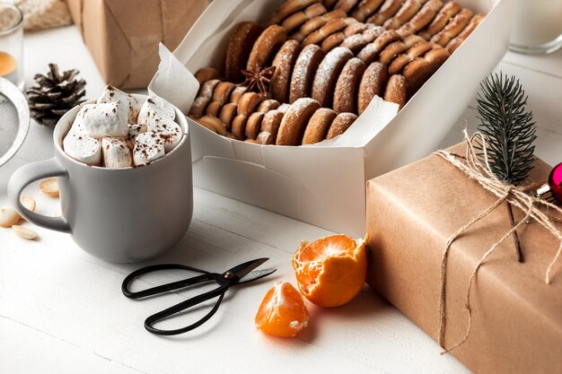 Fabricação de padaria caseira, biscoitos de gengibre em forma de árvore de Natal.